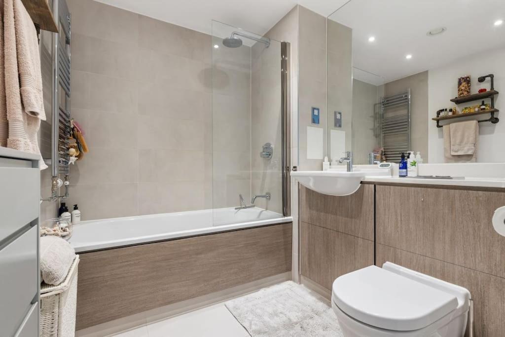 Modern New 1-Bedroom Home Stunning Views 伦敦 外观 照片